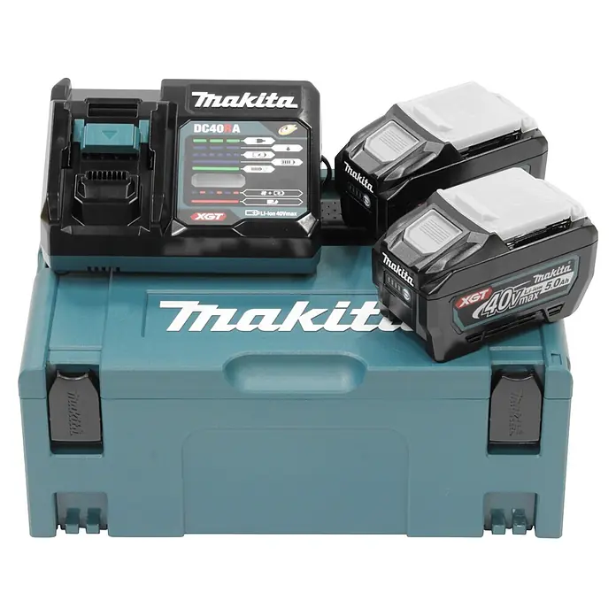 Makita XGT 40V max. Akku-Set - 40 V, 5 Ah, Li-Ionen, 2 Akkus - Makita DC40RA Ladegerät, zwei XGT 40Vmax 5.0Ah Akkus und ein türkisfarbener Makpac Koffer für Elektrowerkzeuge.
