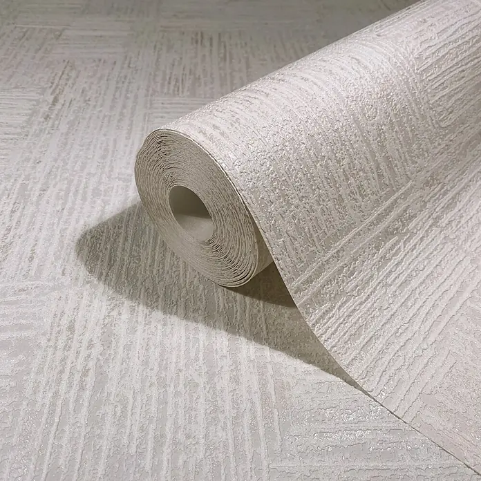 Marburg Vliestapete Novamur Naomi Streifen - Beige, Streifen, 10,05 x 0,53 m - Eine Rolle strukturierter beiger Tapete mit dezentem geometrischem Muster, teilweise abgerollt.