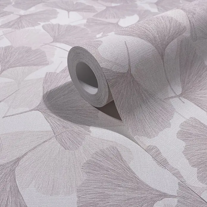 Marburg Boho Vliestapete Floral - Grau-Beige, Floral, 10,05 x 0,53 m - Strukturierte Tapetenrolle mit sich wiederholendem hellbraunem Ginkgoblattmuster, teilweise abgerollt, um das Design zu zeigen.