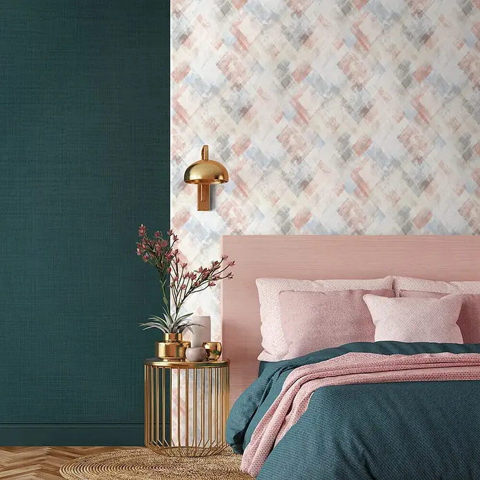 Marburg Novamur Plus Fresh UP Vliestapete Grafik - Blau-Beige, Grafisch, 10,05 x 0,53 m - Bett mit rosa Kopfteil, pinker und teal Bettwäsche und Decke.