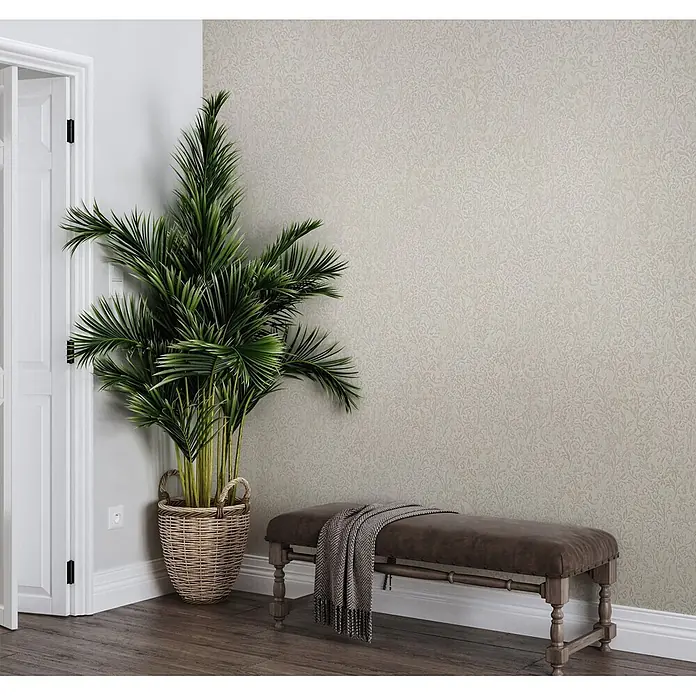 Marburg Ritus Vliestapete Floral - Beige, Floral, 10,05 x 0,53 m - Hellbeige Tapete mit zartem Blumenmuster, verschönert einen Raum mit Bank und Pflanze.