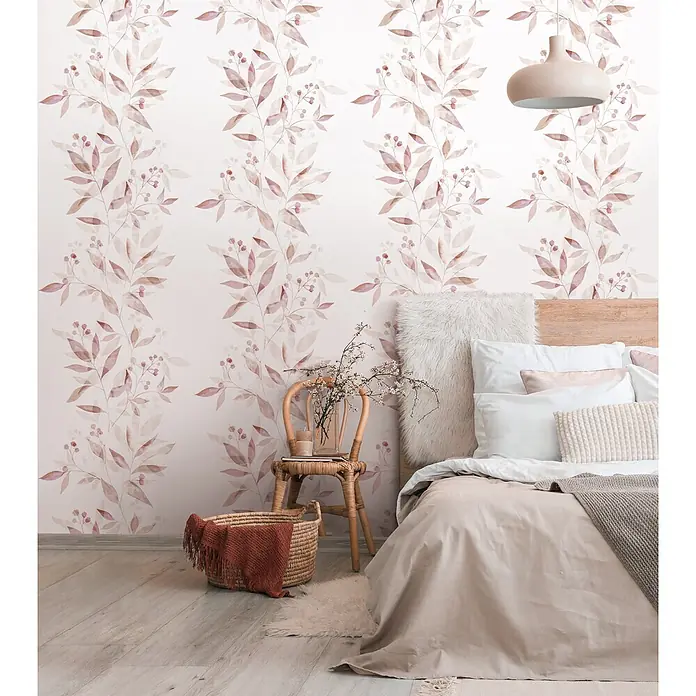 Marburg Novamur Plus Fresh UP Vliestapete Floral - Weiß-Rot, Floral, 10,05 x 0,53 m - Botanische Tapete mit zarten rosa und malvenfarbenen Blättern und Beeren auf hellem Hintergrund an einer Schlafzimmerwand.