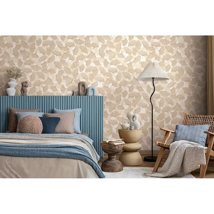 Marburg Boho Vliestapete Floral - Beige, Floral, 10,05 x 0,53 m - Ginkgoblat-Tapete in Beigetönen hinter einem blauen Lattenkopfteil im Schlafzimmer, schafft eine gemütliche und ruhige Atmosphäre.