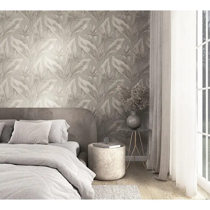 Marburg Whisper Vliestapete Floral - Taupe, Floral, 10,05 x 0,53 m - Helle taupefarbene botanische Tapete mit großen Blattmustern, die ein ruhiges Schlafzimmerinterieur aufwertet.