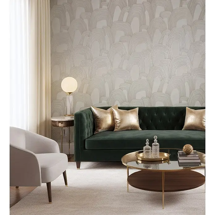 Marburg Whisper Vliestapete Grafik - Beige, Grafisch, 10,05 x 0,53 m - Ein stilvolles Wohnzimmer mit einem dunkelgrünen Samtsofa, einem cremefarbenen Sessel und einem Couchtisch aus Gold und Holz auf einem gemusterten Teppich.
