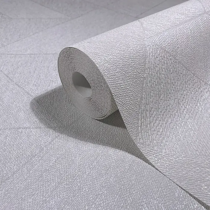 Marburg Vliestapete Novamur Naomi Grafik I - Weiß-Grau, Grafisch, 10,05 x 0,53 m - Helle, silbergraue, texturierte Tapetenrolle mit dezentem Geometriemuster, teilweise abgerollt.