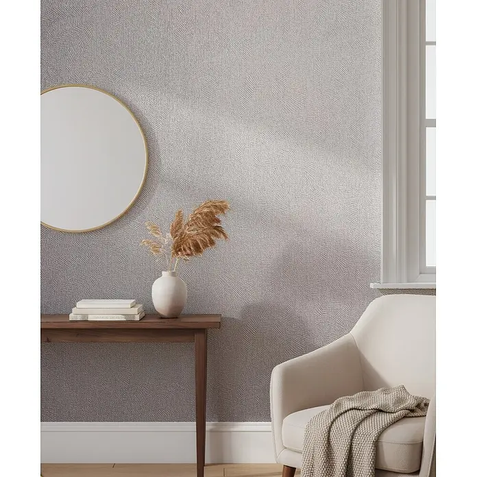 Marburg Whisper Vliestapete Putzoptik II - Beige-Grau, Sonstiges, 10,05 x 0,53 m - Strukturierte hellgraue Tapete bedeckt eine Zimmerwand, vom Tageslicht beleuchtet, die moderne Ästhetik des Raumes betonend.