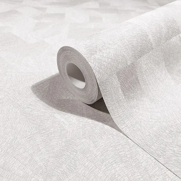 Marburg Whisper Vliestapete Grafik I - Weiß-Beige, Grafisch, 10,05 x 0,53 m - Hellfarbige, texturierte Tapetenrolle mit dezentem geometrischem Muster, teilweise ausgerollt.