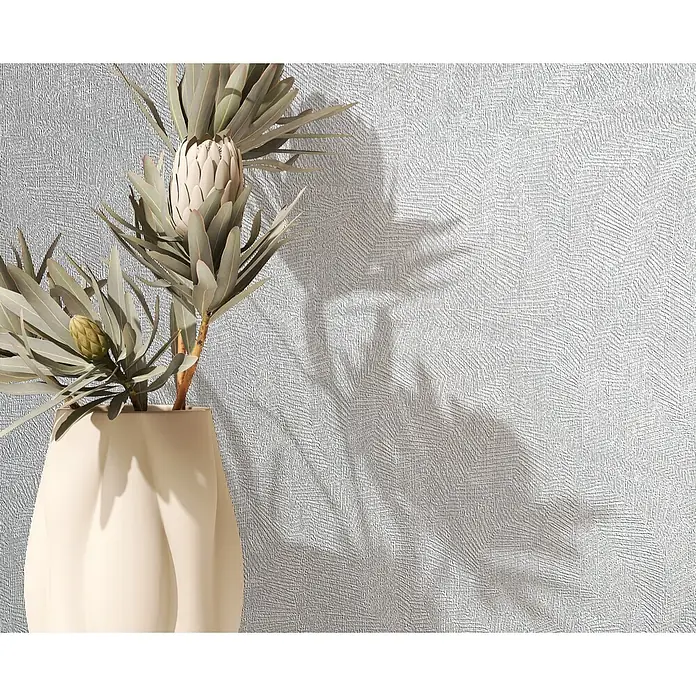 Marburg Whisper Vliestapete Putzoptik II - Weiß-Grau, Sonstiges, 10,05 x 0,53 m - Cremeweiße Vase mit getrockneten Protea-Blüten vor einer texturierten Wand mit Pflanzenschatten.
