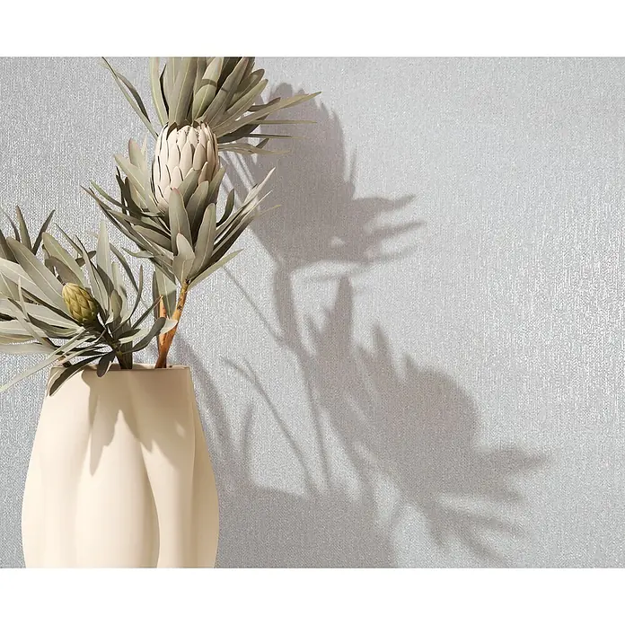 Marburg Vliestapete Novamur Naomi Uni II - Weiß-Grau, Uni, 10,05 x 0,53 m - Cremefarbene Vase mit Protea-Blumen, die Schatten werfen.