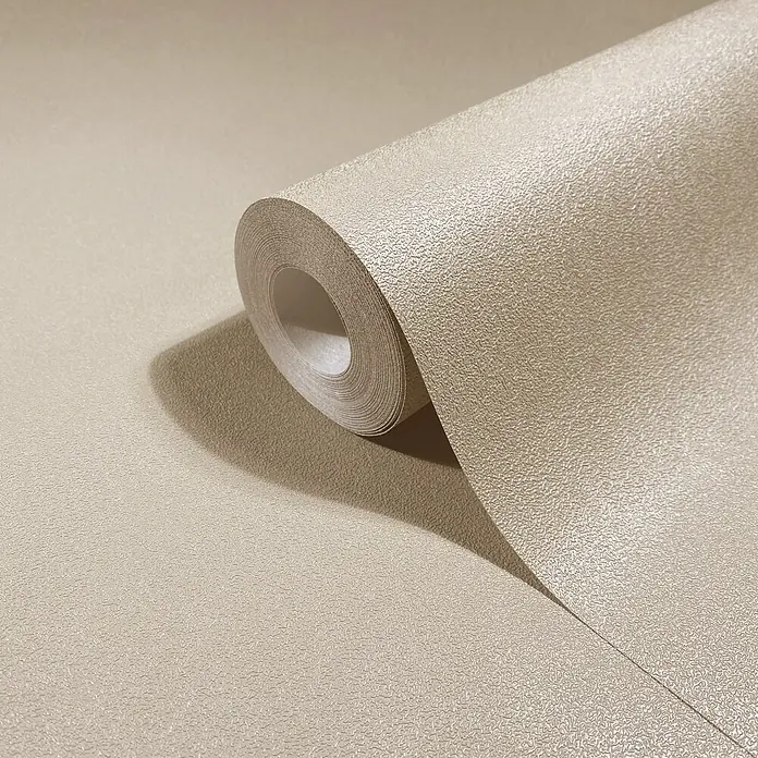 Marburg Vliestapete Novamur Naomi Uni I - Creme, Uni, 10,05 x 0,53 m - Eine Rolle hellbeiger, texturierter Tapete, die sich abrollt und ihr feines Reliefmuster zeigt.