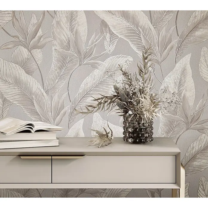 Marburg Whisper Vliestapete Floral - Taupe, Floral, 10,05 x 0,53 m - Botanische Tapete in Taupe mit schimmernden Metallblattmustern, hinter einem hellen Konsolentisch.