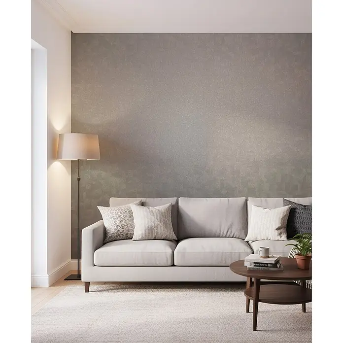 Marburg Whisper Vliestapete Grafik I - Graphit, Grafisch, 10,05 x 0,53 m - Gemütliches, modernes Wohnzimmer mit hellgrauem Sofa, strukturierter Wand und rundem Couchtisch, beleuchtet von einer Stehlampe.