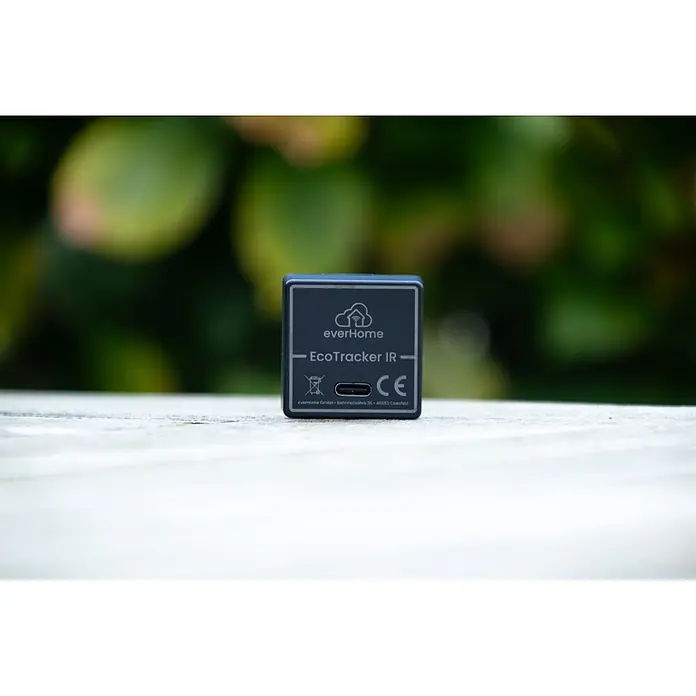EverHome Energiekosten-Messgerät EcoTracker IR - Schwarz - Dunkelgraues everHome EcoTracker IR Smart-Home-Gerät mit USB-C-Anschluss auf hellem Holzuntergrund.
