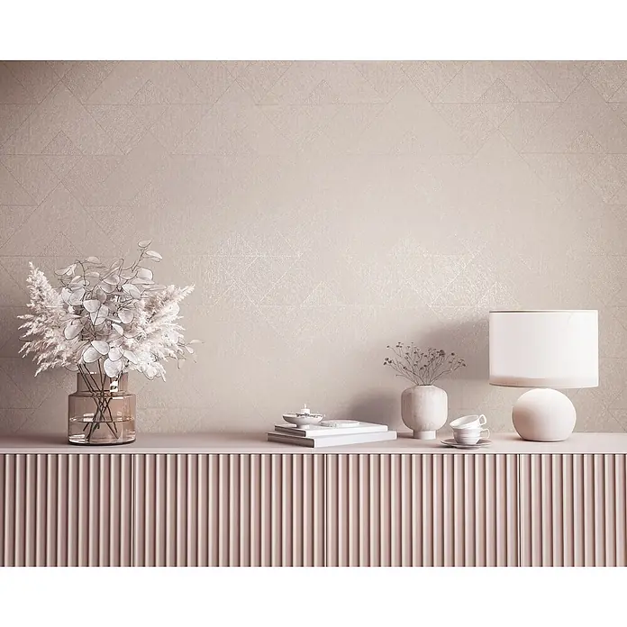 Marburg Vliestapete Novamur Naomi Grafik I - Beige, Grafisch, 10,05 x 0,53 m - Modernes hellrosa Sideboard mit vertikalen Rillen, dekoriert mit Vasen und einer Lampe.