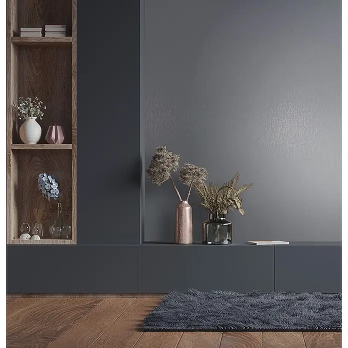 Marburg Vliestapete Novamur Naomi Uni II - Grau, Uni, 10,05 x 0,53 m - Minimalistisches Wohnzimmer mit dunkelgrauem Stauraum, Holzregalen und Deko auf Holzboden mit grauem Teppich.