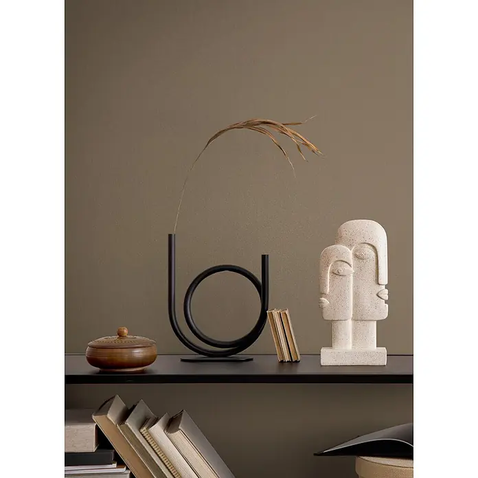 Marburg Vliestapete Novamur Naomi Uni I - Braun, Uni, 10,05 x 0,53 m - Schwarze abstrakte Vase mit Trockengras, Texturskulptur von Gesichtern, Holzbox und Büchern auf dunklem Regal.