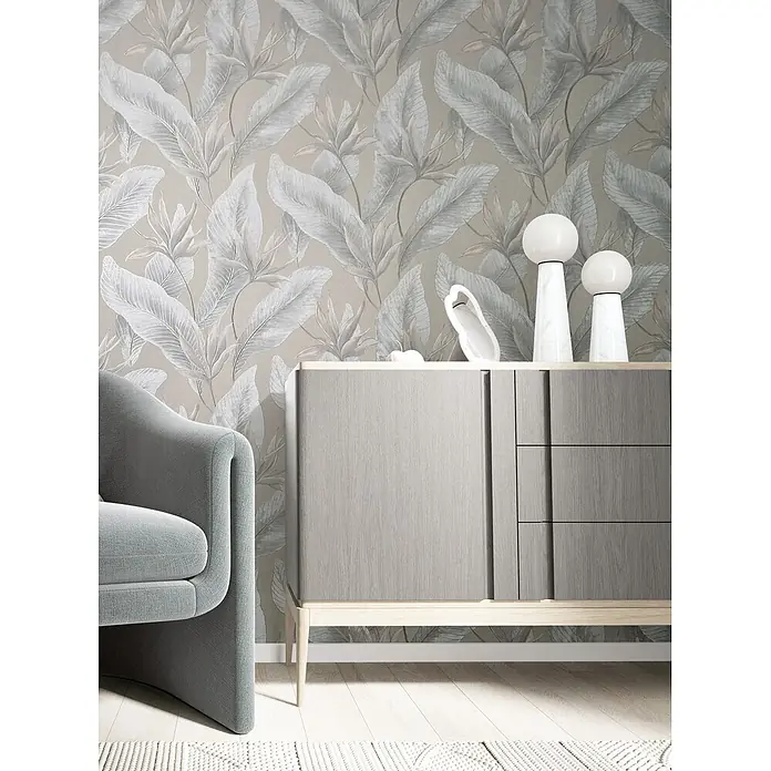 Marburg Whisper Vliestapete Floral - Beige-Grau, Floral, 10,05 x 0,53 m - Tapete mit hellgrauem tropischem Blattmuster auf beigem Hintergrund, schmückt eine Wand in einem modernen Wohnraum.