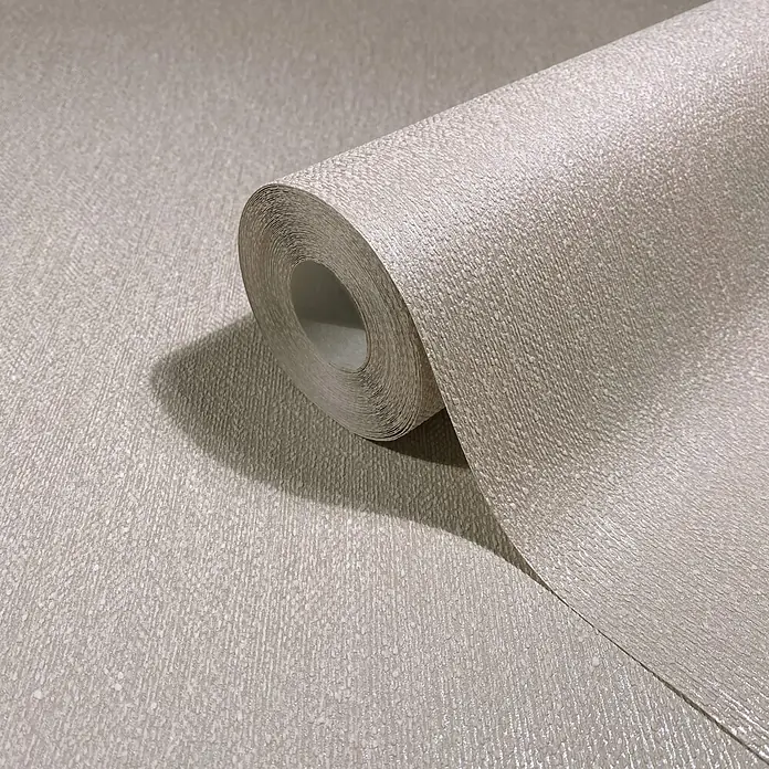Marburg Vliestapete Novamur Naomi Uni II - Beige-Grau, Uni, 10,05 x 0,53 m - Helle, beigefarbene, texturierte Tapetenrolle mit leichtem Schimmer, teilweise abgerollt.