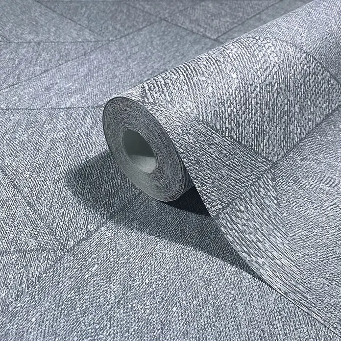 Marburg Vliestapete Novamur Naomi Grafik I - Blau-Grau, Grafisch, 10,05 x 0,53 m - Graue strukturierte Tapetenrolle mit geometrischem Muster, teilweise ausgerollt.