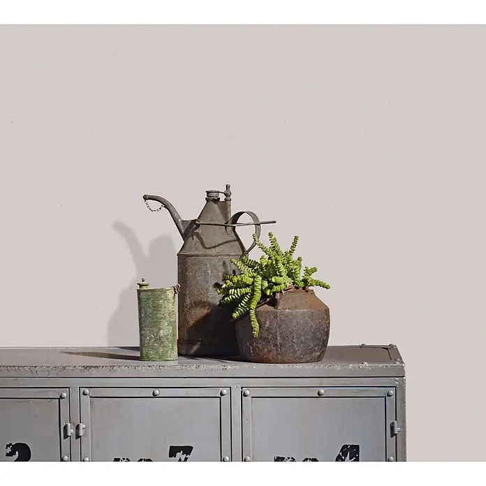 Marburg Whisper Vliestapete Uni I - Beige, Uni, 10,05 x 0,53 m - Industrieller grauer Metallspind mit Vintage-Ölkanne, grünem Behälter und Sukkulentenpflanze oben.