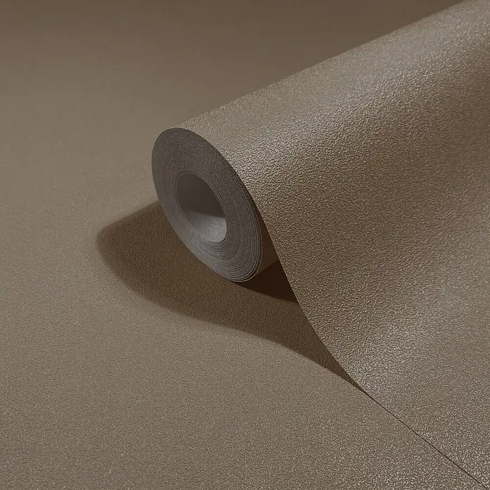 Marburg Vliestapete Novamur Naomi Uni I - Braun, Uni, 10,05 x 0,53 m - Strukturierte hellbraune Tapetenrolle, teilweise abgerollt.