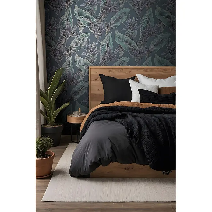 Marburg Whisper Vliestapete Floral - Grün-Blau, Floral, 10,05 x 0,53 m - Ein modernes Schlafzimmer mit Holzbett, dunkelgrauer Bettwäsche und botanischer Tapete mit türkisfarbenen und grauvioletten Blättern.
