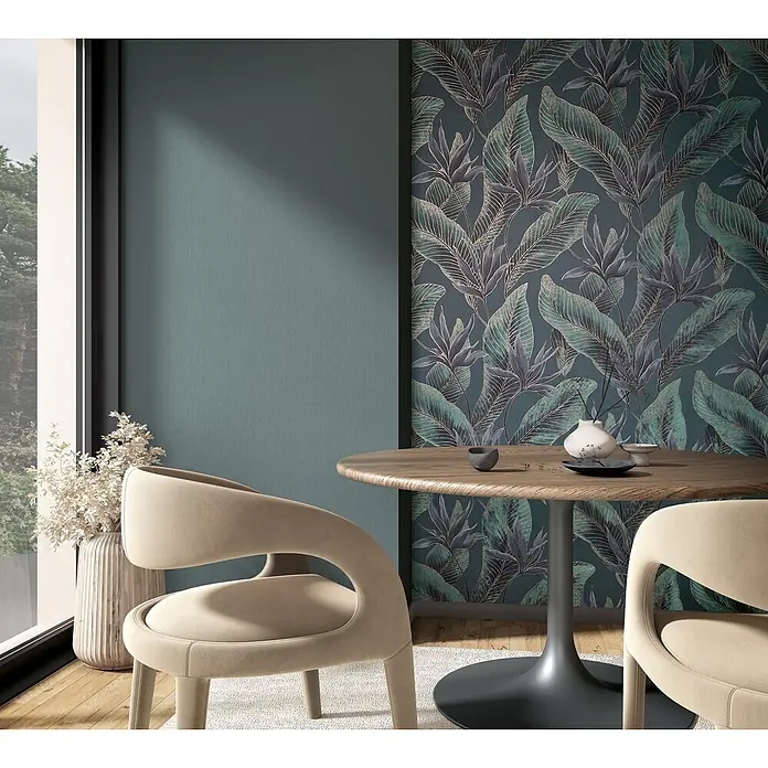Marburg Whisper Vliestapete Floral - Grün-Blau, Floral, 10,05 x 0,53 m - Elegante beigefarbene Polsterstühle mit rundem Holztisch in einem modernen Raum mit botanischer Tapete.