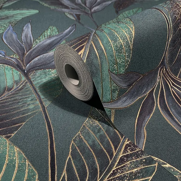 Marburg Whisper Vliestapete Floral - Grün-Blau, Floral, 10,05 x 0,53 m - Dunkelgrüne Tapetenrolle mit metallischem Gold und türkisen tropischen Blattmustern, teilweise abgerollt.