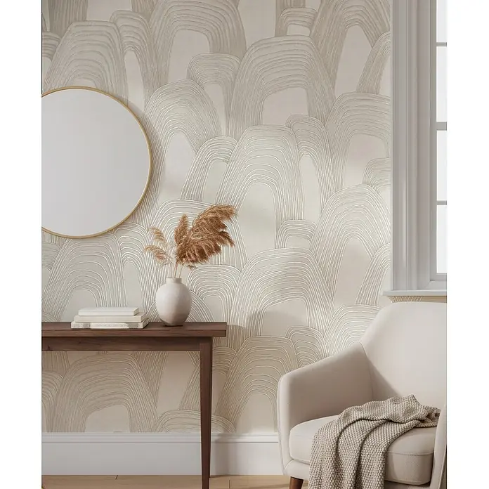 Marburg Whisper Vliestapete Grafik - Beige, Grafisch, 10,05 x 0,53 m - Neutrale, texturierte Tapete mit abstrakten Bogenmustern an einer Zimmerwand.