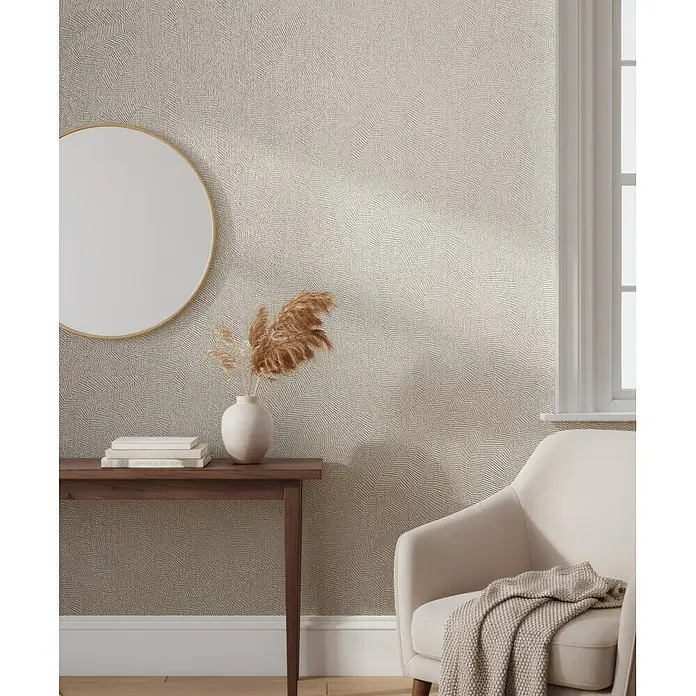 Marburg Whisper Vliestapete Putzoptik II - Beige, Sonstiges, 10,05 x 0,53 m - Strukturierte, hellbeige Tapete mit dezentem geometrischem Muster an einer Zimmerwand, die eine warme, einladende Atmosphäre schafft.