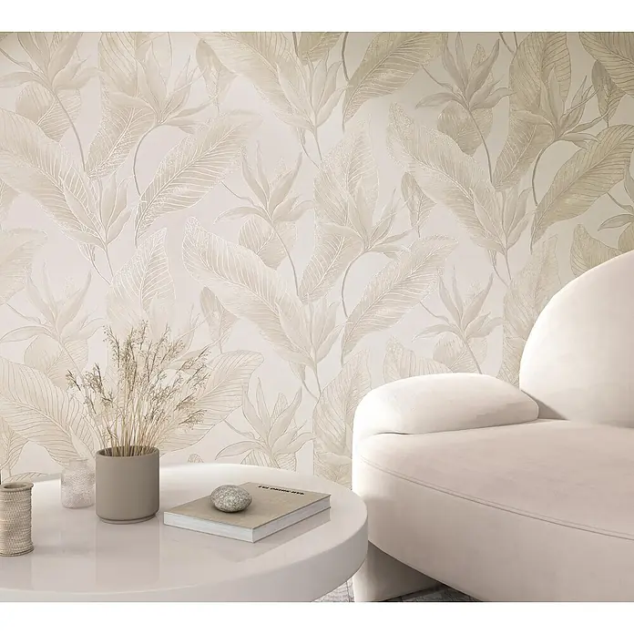 Marburg Whisper Vliestapete Floral - Beige, Floral, 10,05 x 0,53 m - Beigefarbene Tapete mit großem, strukturiertem Muster aus tropischen Blättern und Paradiesvogelblumen in einem modernen Interieur.