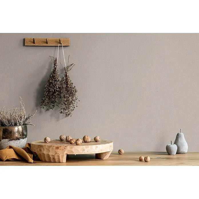 Marburg Whisper Vliestapete Uni I - Beige-Braun, Uni, 10,05 x 0,53 m - Helle beige Wand mit subtiler Webstruktur, als Hintergrund in einer Wohnumgebung.