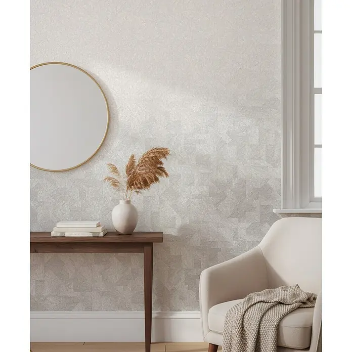 Marburg Whisper Vliestapete Grafik I - Weiß-Beige, Grafisch, 10,05 x 0,53 m - Hellgraue Tapete mit abstraktem, geometrischem Muster, in einem Raum installiert.