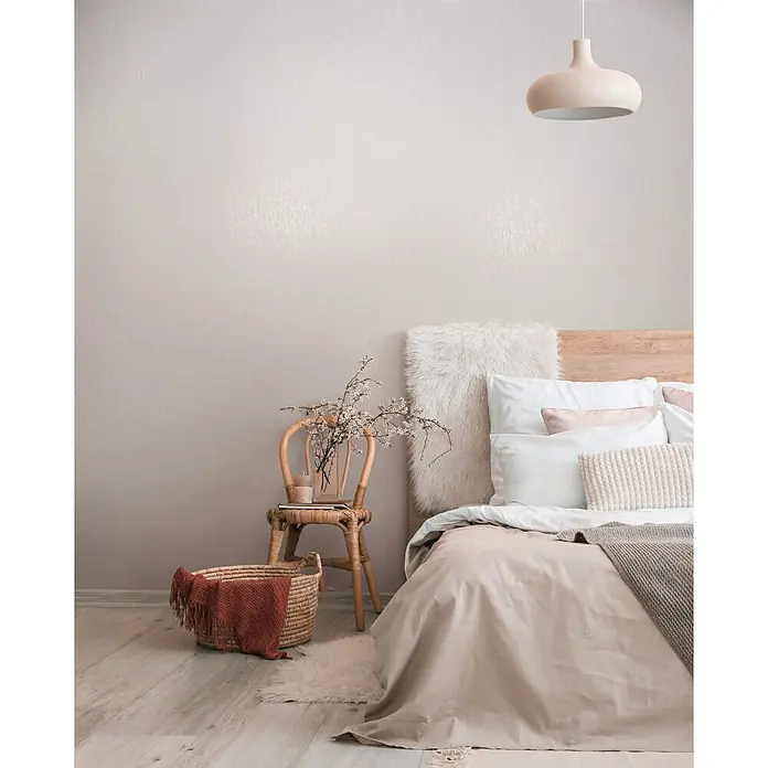 Marburg Vliestapete Novamur Naomi Uni III - Beige, Uni, 10,05 x 0,53 m - Strukturierte hellbeige Tapete mit dezentem Schimmer an einer Schlafzimmerwand.