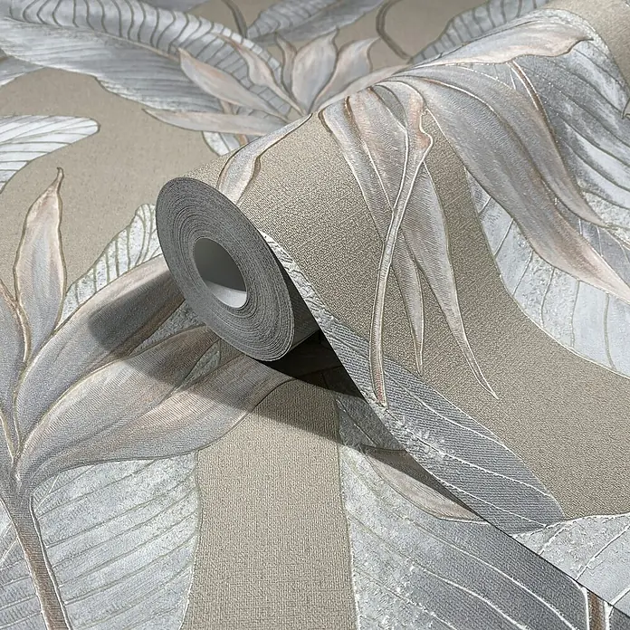 Marburg Whisper Vliestapete Floral - Beige-Grau, Floral, 10,05 x 0,53 m - Strukturierte Tapete: Große, stilisierte Blätter in Grau und Hellbraun auf beigem Grund, von einer Rolle abgerollt.