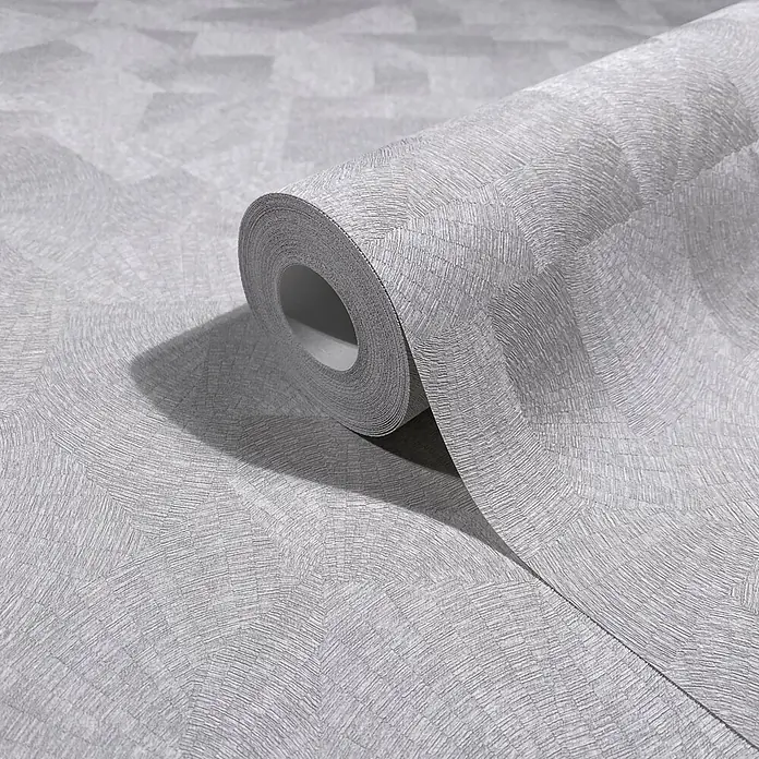 Marburg Whisper Vliestapete Grafik I - Grau, Grafisch, 10,05 x 0,53 m - Heller grauer strukturierter Tapetenrolle mit dezentem geometrischem Muster, die sich auf eine passende Oberfläche abrollt.