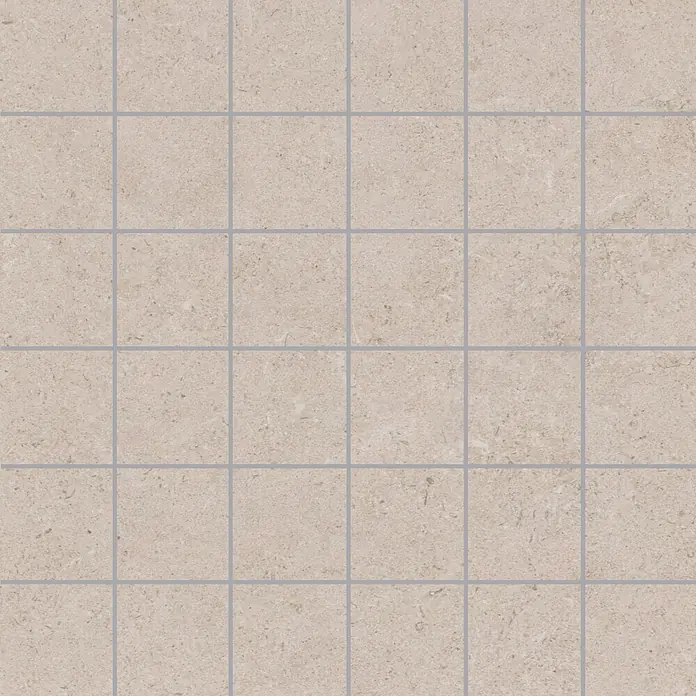 RAK Ceramics Valdi Mosaikfliese - 30 x 30 cm, White, Matt - Nahtloser hellbeiger Steinfliesenboden mit grauen Fugen, bildet ein sich wiederholendes Muster.