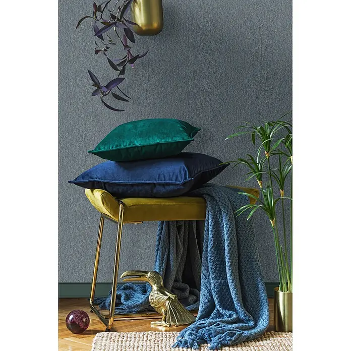 Marburg Vliestapete Novamur Naomi Uni II - Blau-Schwarz, Uni, 10,05 x 0,53 m - Blaugraue strukturierte Tapete mit subtilen goldenen Akzenten an einer Wand in einem stilvollen Interieur.