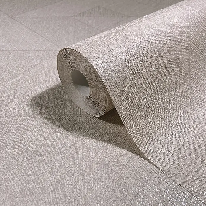 Marburg Vliestapete Novamur Naomi Grafik I - Beige, Grafisch, 10,05 x 0,53 m - Beige strukturierte Tapetenrolle, teilweise ausgerollt, mit dezentem geometrischem Muster.