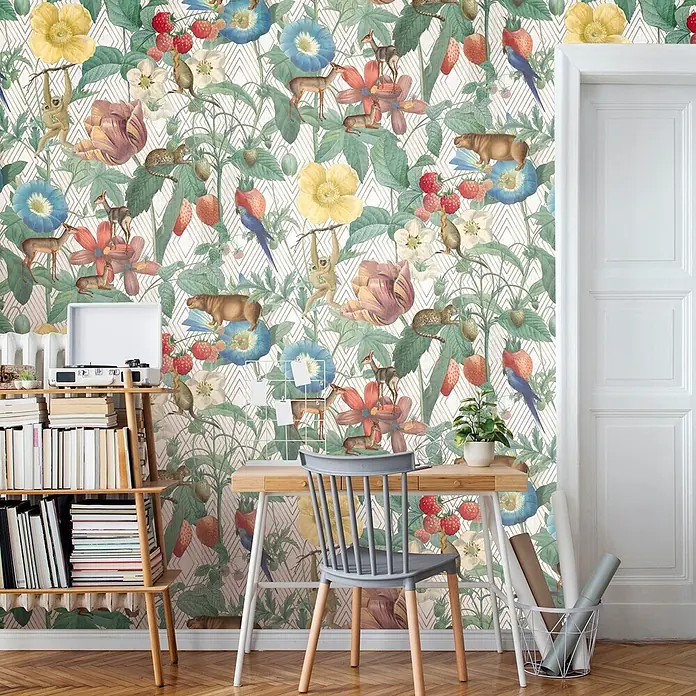 Marburg Smart Art Aspiration Fototapete Illustration V - B x H: 159 mm x 270 cm, Vlies - Dschungel-Tapete mit bunten Blumen, Erdbeeren und Tieren an einer Wand in einem stilvollen Zimmer.