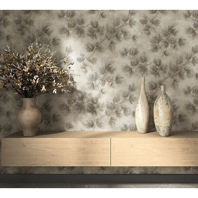 Marburg Whisper Vliestapete Floral I - Grau-Beige, Floral, 10,05 x 0,53 m - Helles schwebendes Holzschränkchen mit Schubladen, dekoriert mit Vasen und Trockenblumen vor strukturierter Wand.