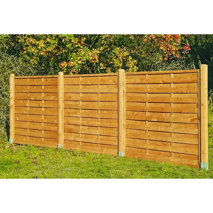 Sichtschutzelement Trier - B x H: 180 x 180 cm, Honig - Eine hölzerne Zaunwand im Garten, die Privatsphäre bietet und sich gut in die natürliche Umgebung einfügt. Der Zaun besteht aus hellbraunen Holzlatten.