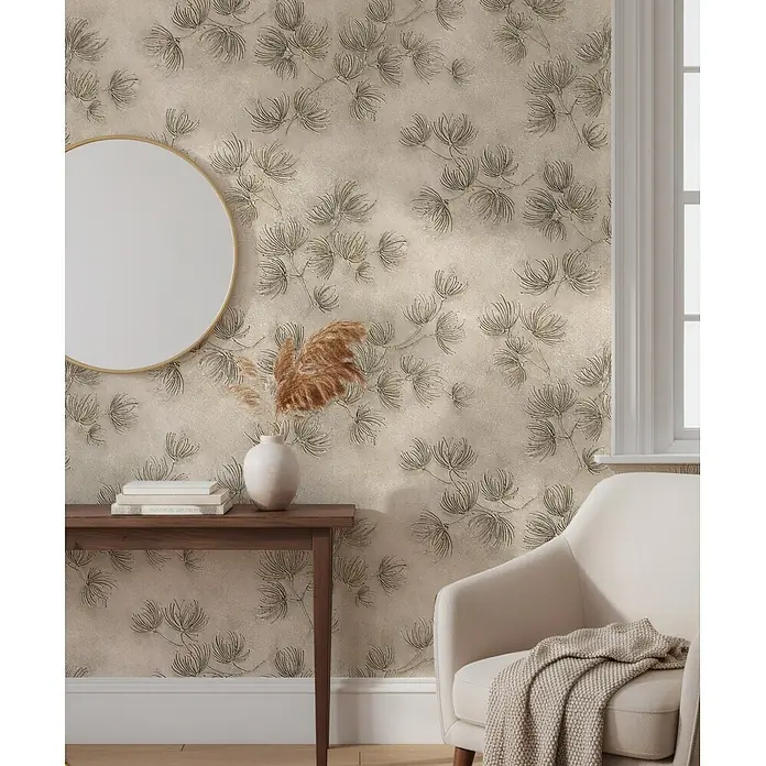 Marburg Whisper Vliestapete Floral I - Beige, Floral, 10,05 x 0,53 m - Texturierte beigefarbene Tapete mit feinen goldenen Pflanzenmustern an einer Wand im Wohnzimmer.