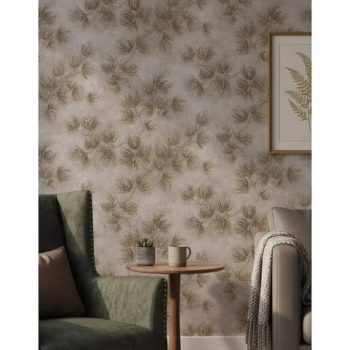 Marburg Whisper Vliestapete Floral I - Beige-Braun, Floral, 10,05 x 0,53 m - Beige, texturierte Tapete mit geprägtem goldenem Blumenmuster, verschönert ein Wohnzimmer.