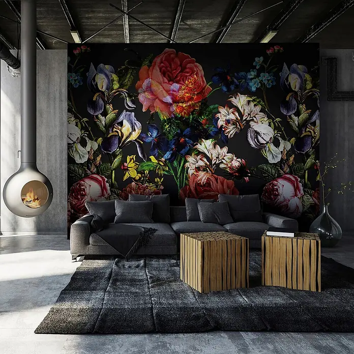 Marburg Smart Art Aspiration Fototapete Floral V - B x H: 2,65 mm x 270 cm, Vlies - Lebendige dunkle Blumentapete mit Rosen und Iris verwandelt eine moderne Wohnzimmer-Akzentwand hinter einem grauen Sofa.