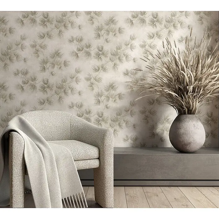Marburg Whisper Vliestapete Floral I - Beige, Floral, 10,05 x 0,53 m - Cremefarbene Tapete mit geprägtem, zartem botanischem Muster. Sie bildet eine weiche, strukturierte Kulisse in einem Wohnzimmer mit Sessel und Trockengrasdeko.