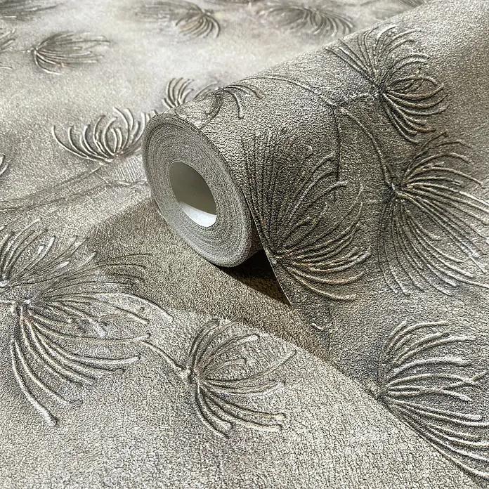 Marburg Whisper Vliestapete Floral I - Grau-Beige, Floral, 10,05 x 0,53 m - Texturierte Tapetenrolle in mattem Metallic-Bronze/Grau mit geprägtem Blumenmuster, teilweise abgerollt, um das Design zu zeigen.