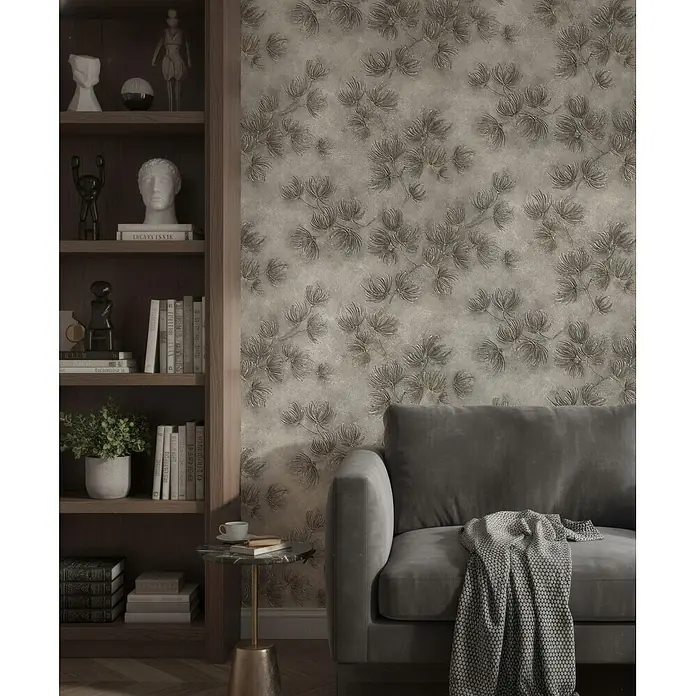Marburg Whisper Vliestapete Floral I - Grau-Beige, Floral, 10,05 x 0,53 m - Texturierte graubraune Tapete mit metallischen Bronzeblumenmustern, die eine Wand hinter einem Sofa bedeckt.