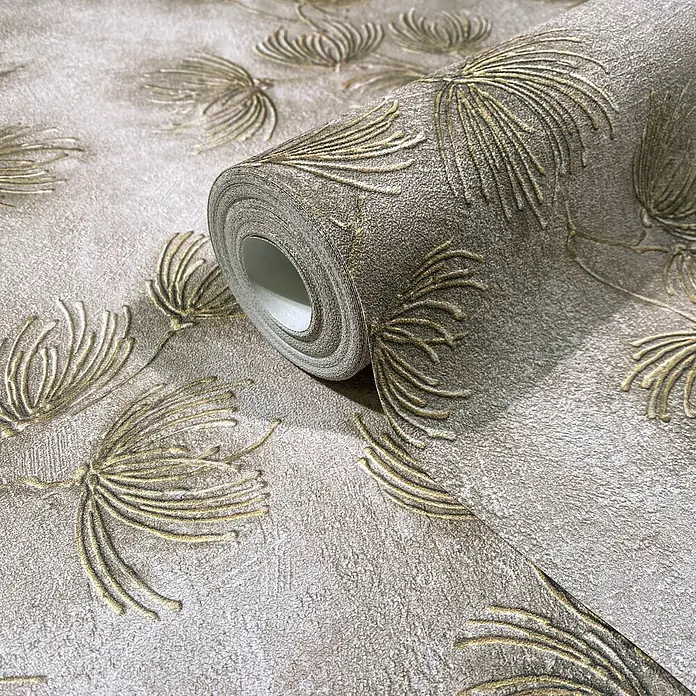 Marburg Whisper Vliestapete Floral I - Beige-Braun, Floral, 10,05 x 0,53 m - Texturierte beigefarbene Tapetenrolle mit metallisch goldenen Blumenmustern, teilweise abgerollt, um Design zu zeigen.